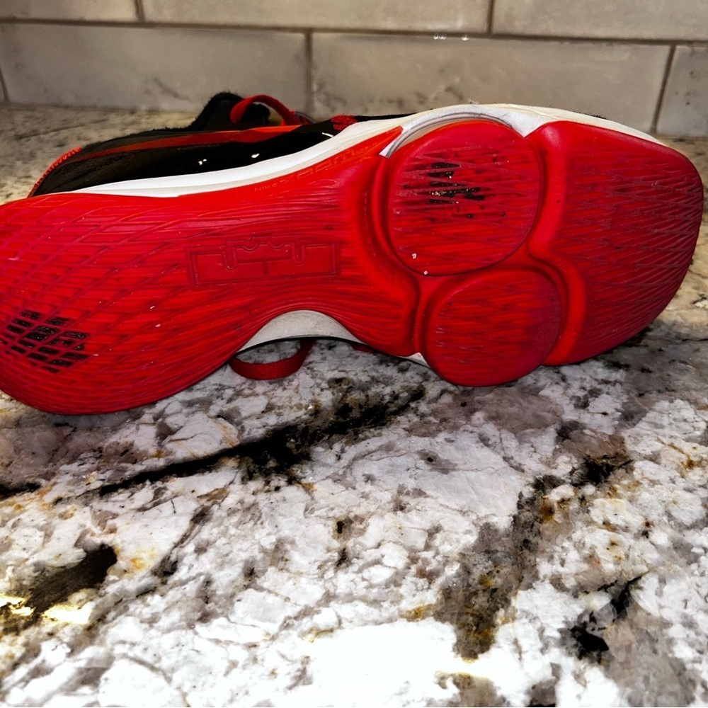 Nike Labron James Witness 5 Black and Red Basketball Shoes - Picture 6 of 7